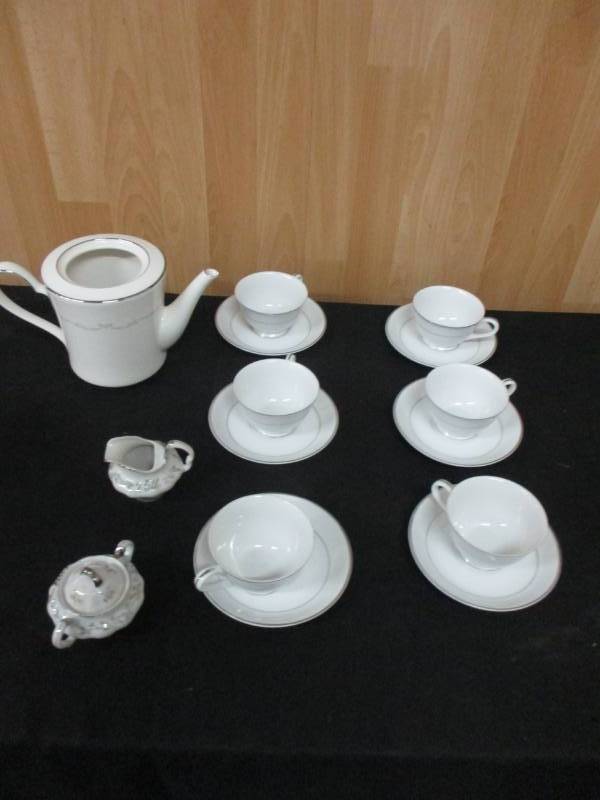 lot 38 image: Tea Set Pot has no cover