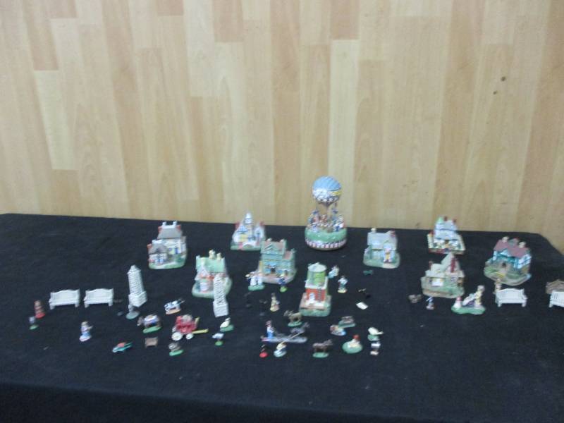 lot 82 image: Little Village set