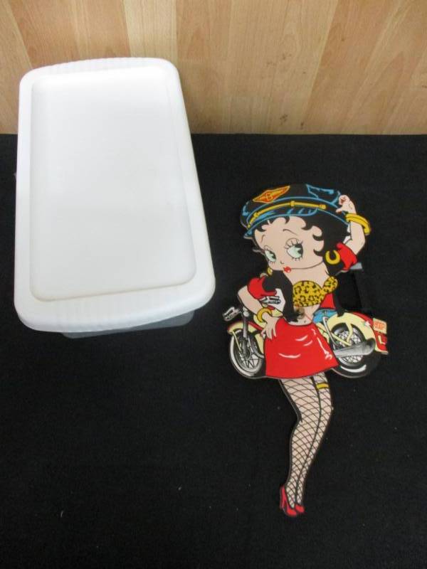 lot 95 image: Betty Boop Clock and container