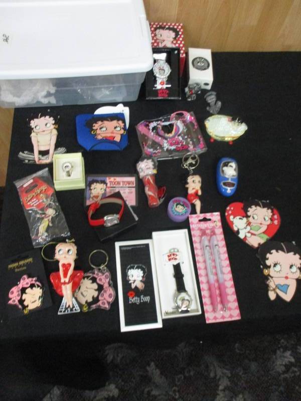 lot 96 image: Betty Boop Maginets, 3 Watchs, Keychains, Ornaments, Ring Watch, Pens, Pencil Sharpener,