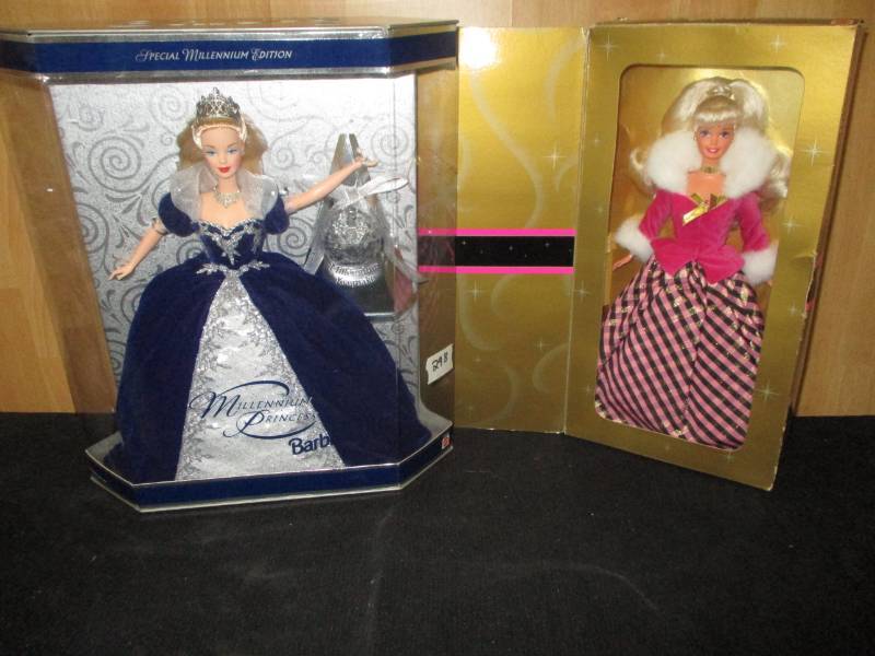 lot 118 image: 2 Barbies