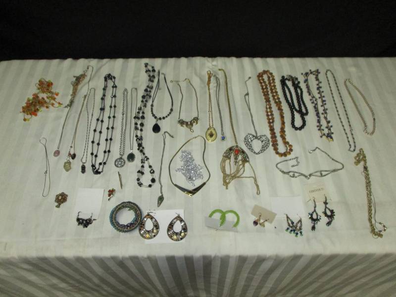 lot 125 image: Assortment of Jewlery