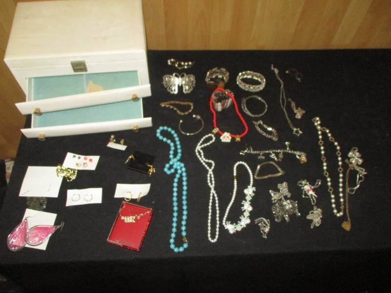 lot 126 image: Assortment of Jewlery (Black hills gold earings)