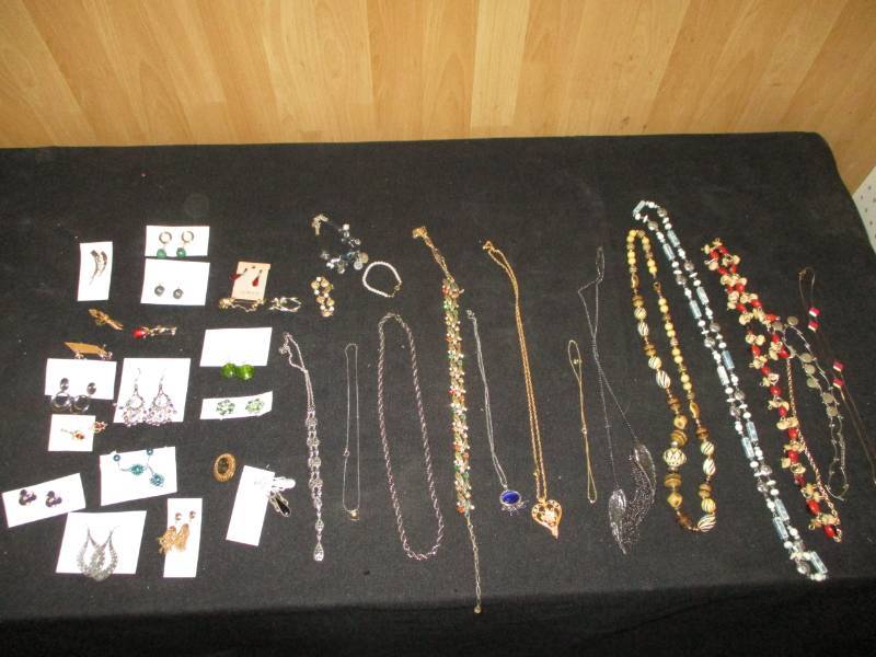 lot 127 image: Assortment of Jewlery