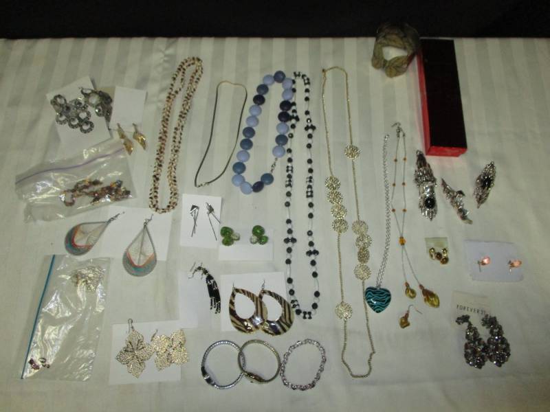 lot 128 image: Assortment of Jewlery