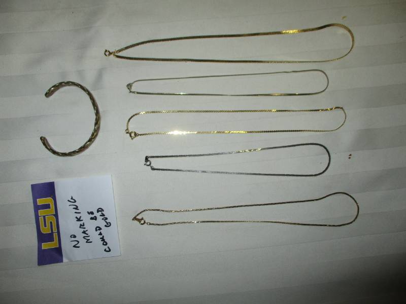 lot 135 image: 5 chains and a bracelet, could be Gold but no markings