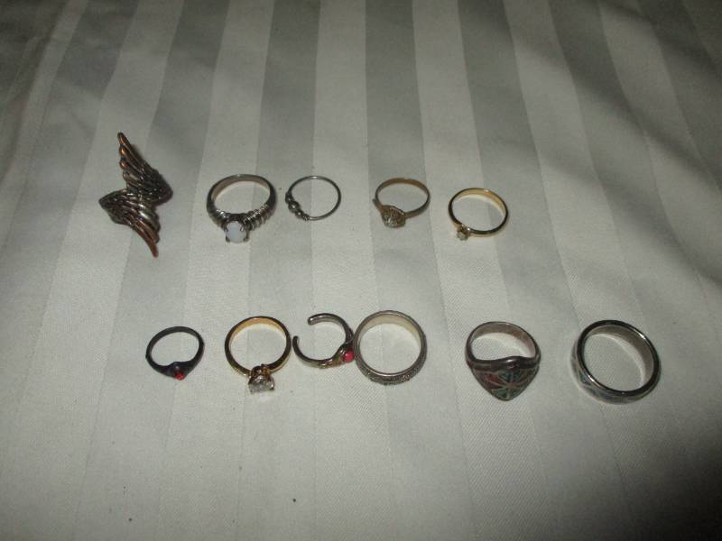 lot 136 image: Lots of nice rings, could be silver and some Gold, looks like opal and not sure about diamonds