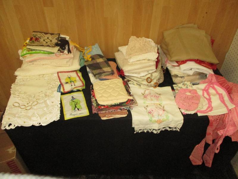 lot 164 image: TableCloths, Table Runners, Doilies, Aprons, Pot Holders, Towels