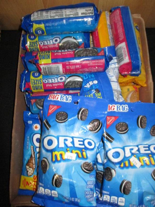 lot 373 image: 34 Oreos