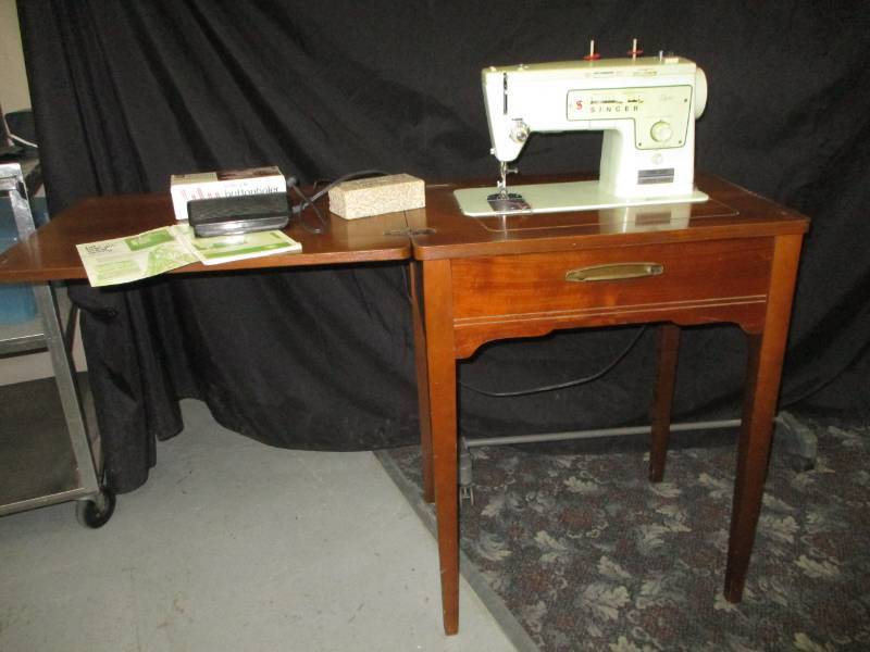 lot 189 image: Singer Sewing Machine in case