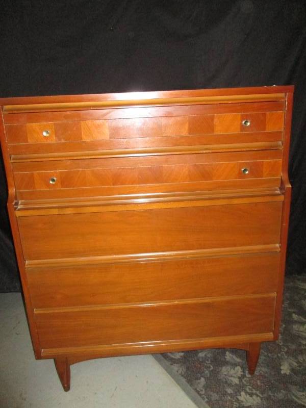lot 194 image: Craddock Walnut 5 Drawer Dresser