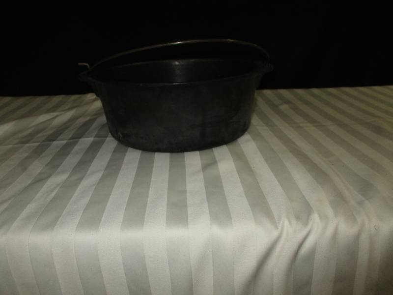 lot 195 image: 5 Qt Cast Iron Kettle