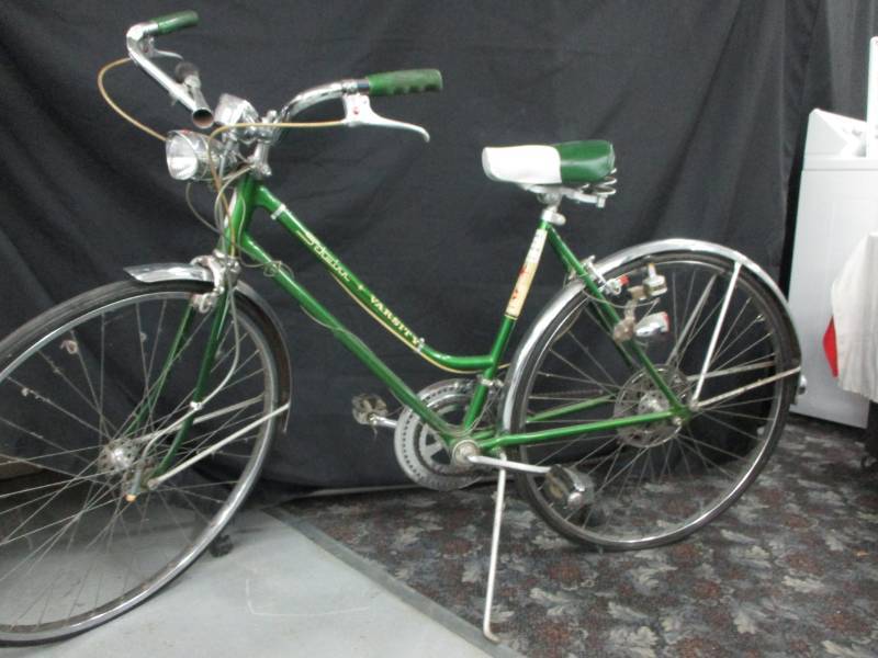 lot 222 image: 10 Speed SCHWINN  Varsity