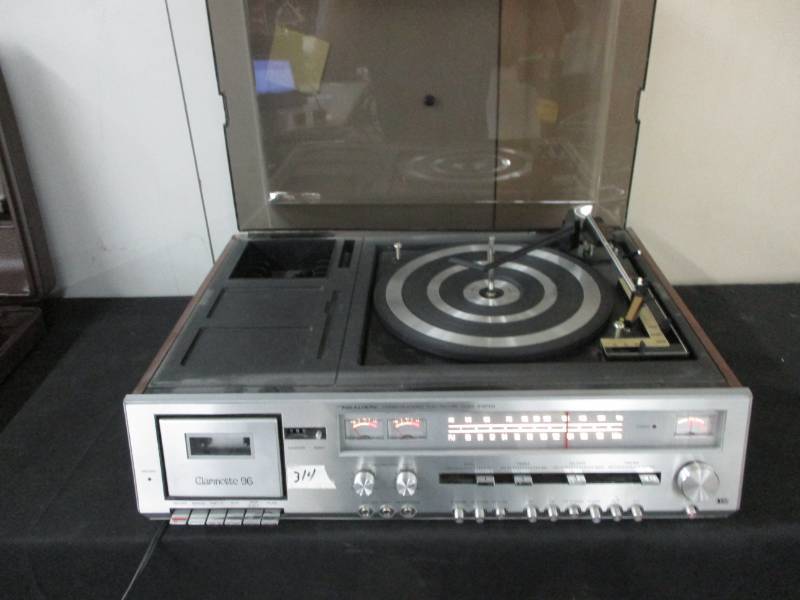 lot 224 image: Clarinette 96 Radio, Casette and Record Player, Lights all come on I just couldnt get the record player to work