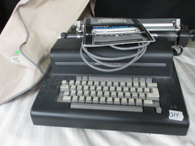 lot 225 image: Olivettei Typewriter