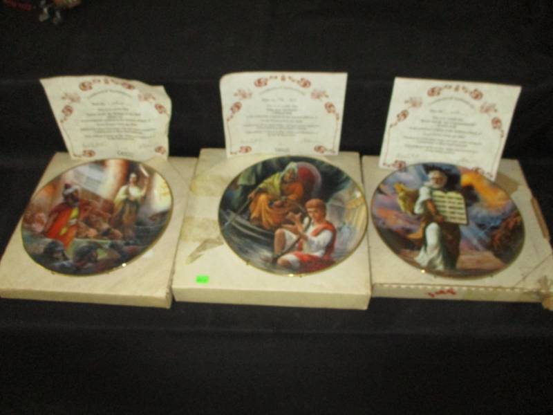 lot 246 image: 3 Religious Collector Plates