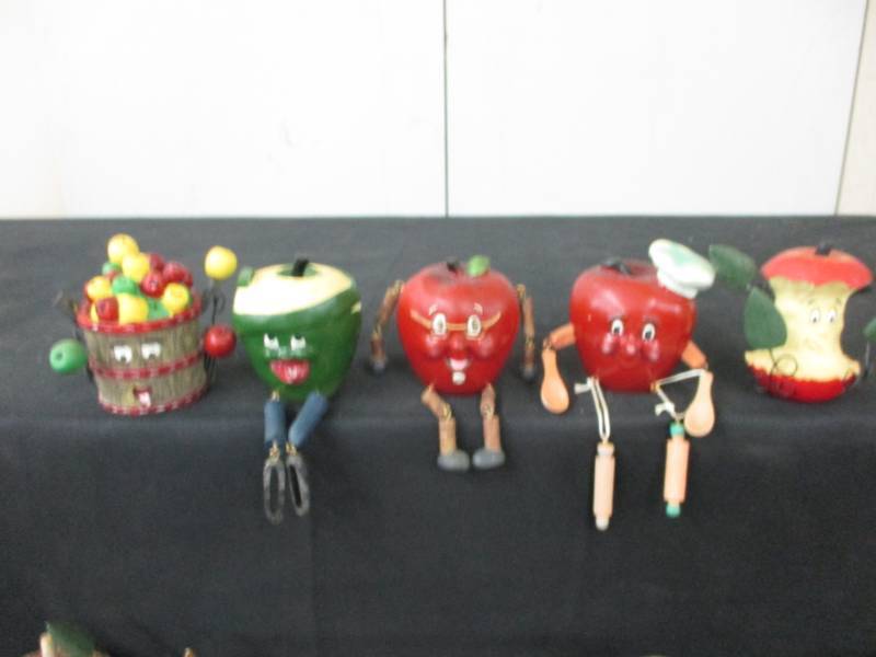 lot 277 image: Fruit Figures