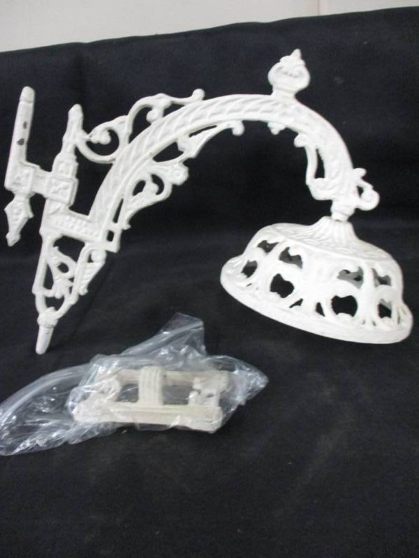lot 281 image: Antique Lamp Holder Wall Bracket Cast Iron