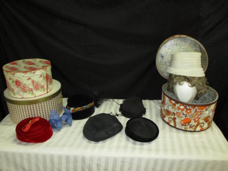 lot 305 image: Vintage Hats and Boxes