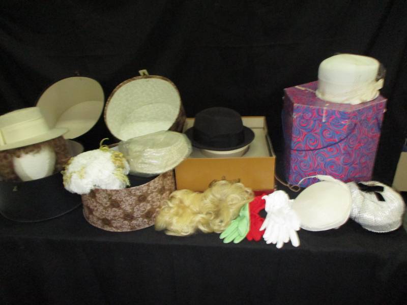 lot 306 image: Vintage Hats and Boxes