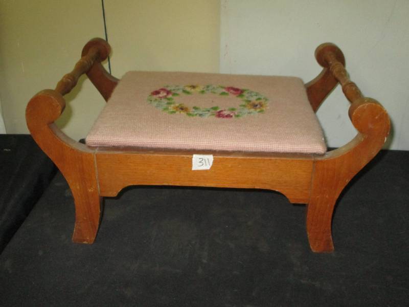 lot 318 image: Cute Little Foot Stool