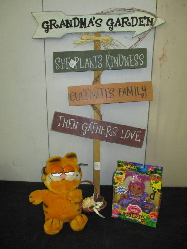 lot 326 image: Grandma Sign, Garfield and a Troll