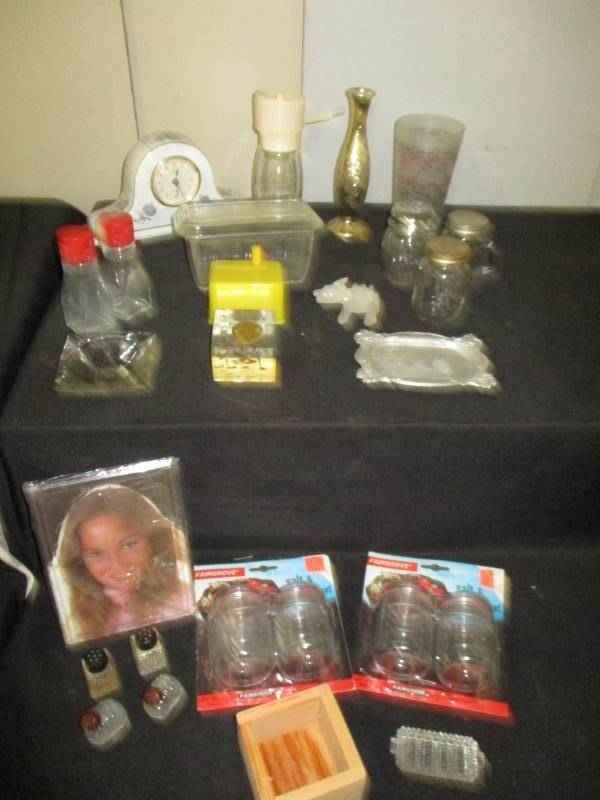 lot 327 image: Salt and Pepper, Misc Vintage Items