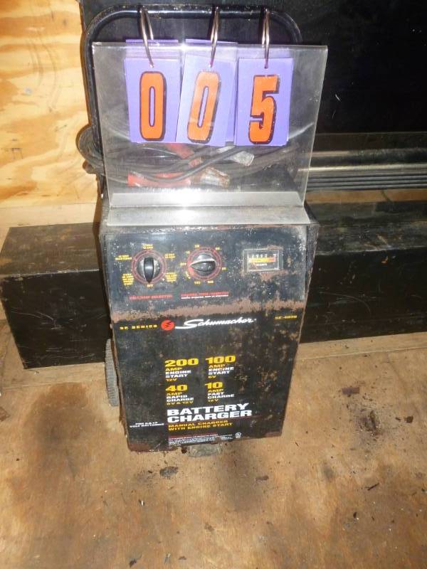 lot 5 image: Schumacher Battery Charger