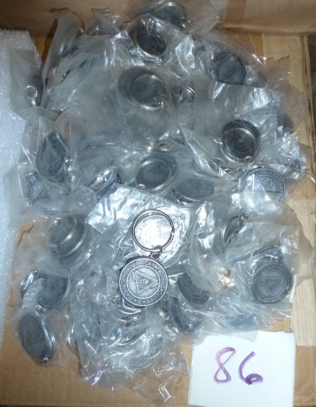 lot 86 image: 80 fishing keychains...