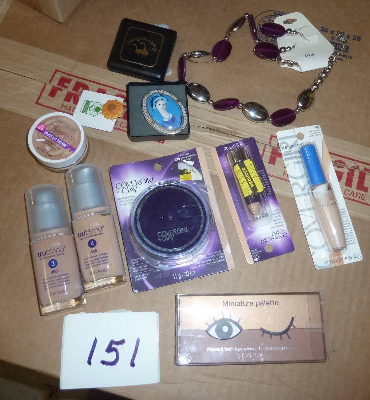 lot 151 image: Womens cosmeticsmakeup and necklac...