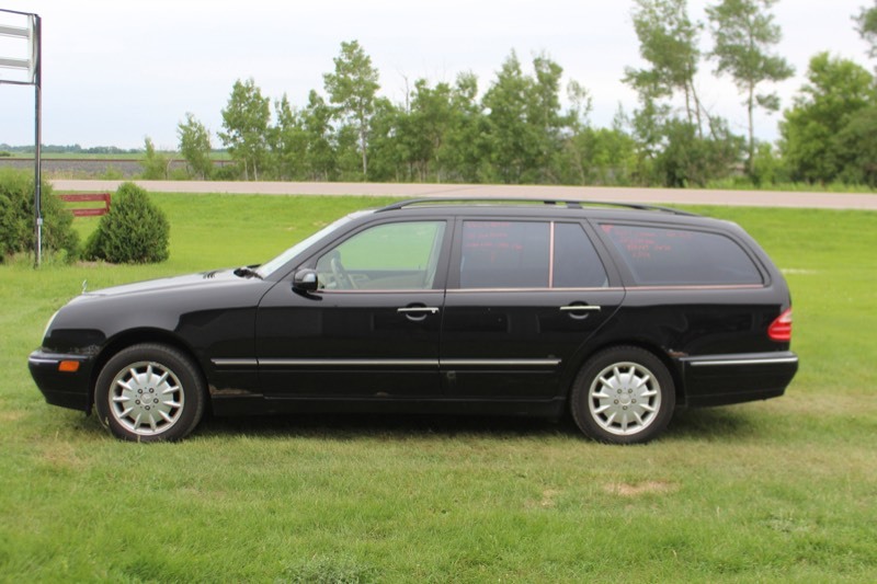 lot 3840 image: 2001 Mercedes-Benz E Class E320 - 7 Passenger w Rear Jump Seat -