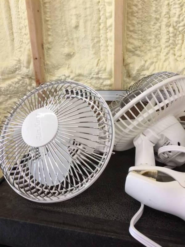 lot 69 image: 4 Mini Fans
