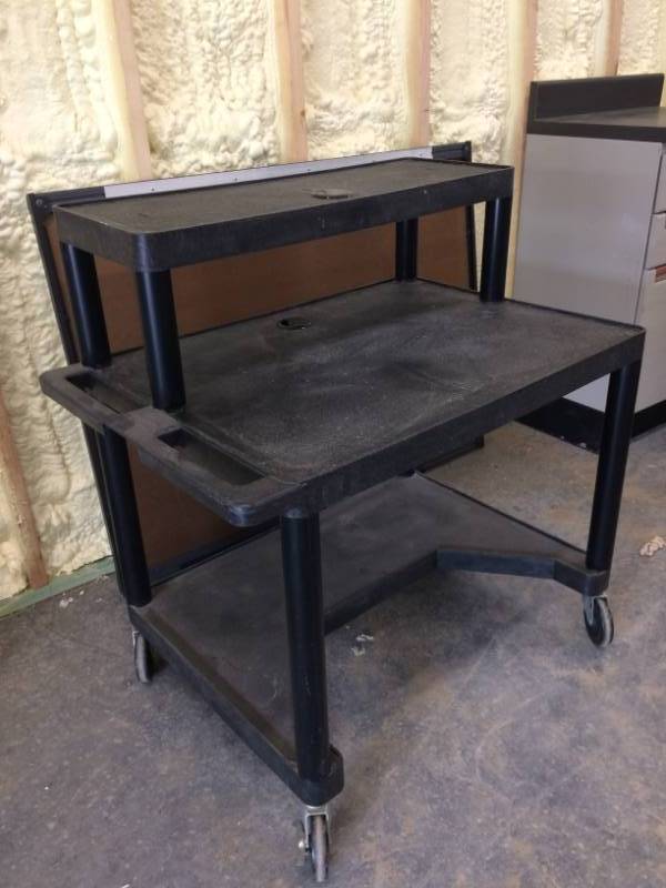 lot 17 image: Luxor Combination Mobile Shelving Unit and Utility Cart - Great Working Condition - Needs Dusting - Built To Last a Lifetime
