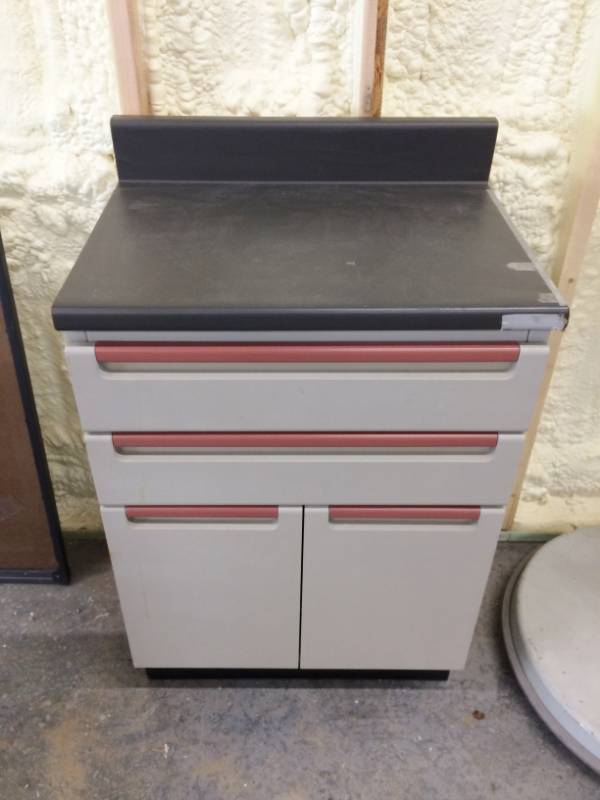 lot 23 image: 2 Door 2 Drawer with sorters Medical Laminate Top Cabinet Stationary 