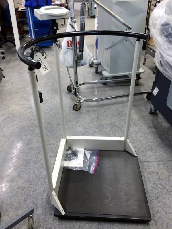 lot 44 image: Seca 644 Multifunctional 660lb Capacity Hand Rail Large Platform Scale - Even People With Balance Issues Can Safely Weigh Themselves Excellent Working Condition 