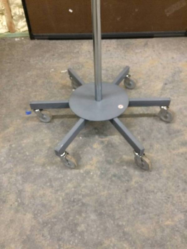 lot 46 image: Mobile Telescoping IV Pole 4 Rams Hook - Great Condition