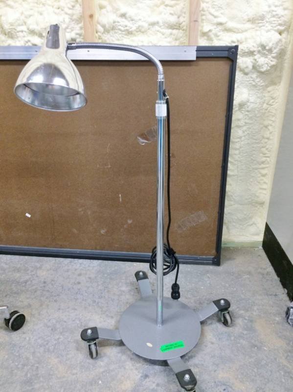 lot 57 image: Retro Chrome Telescoping Gooseneck Surgical Procedure Light On Mobile Stand - Excellent Working Condition