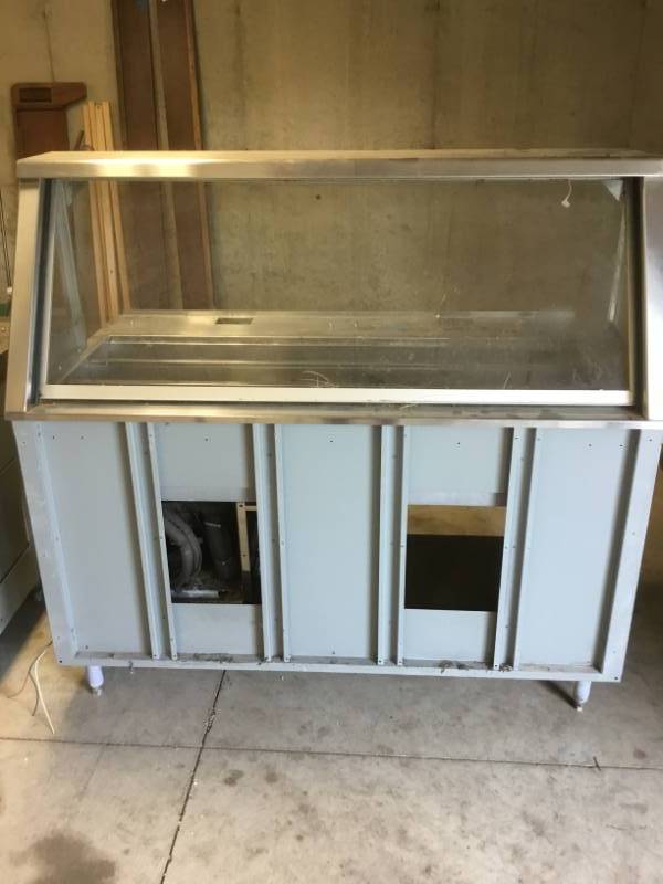 Refrigerated food unit with sneeze guard.