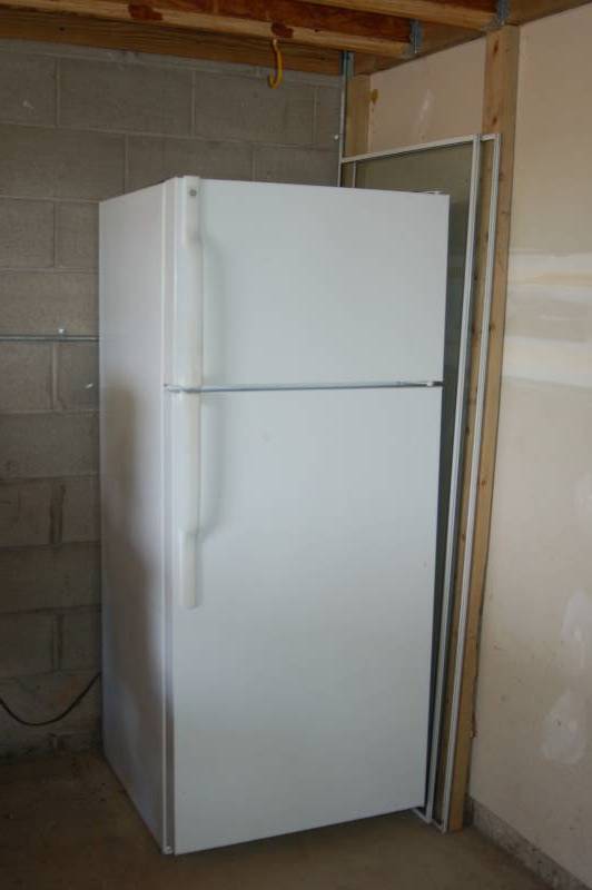lot 62 image: GE Refrigerator with Freezer
