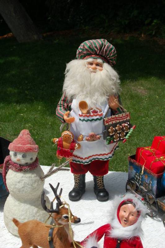 lot 47 image: Festive Christmas Decor