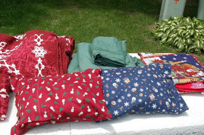 lot 52 image: Collection of Festive Christmas Linens