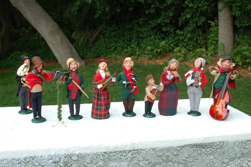 lot 21 image: Byers Choice The Carolers Series Christmas Figurines- 9 Piece Band