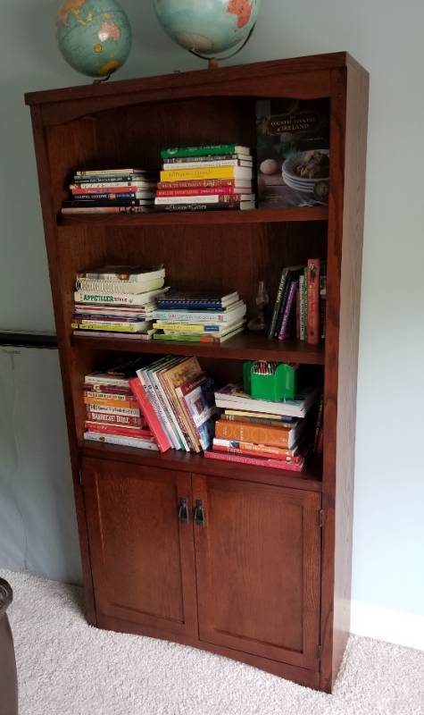 lot 11 image: Tall Oak Bookshelf