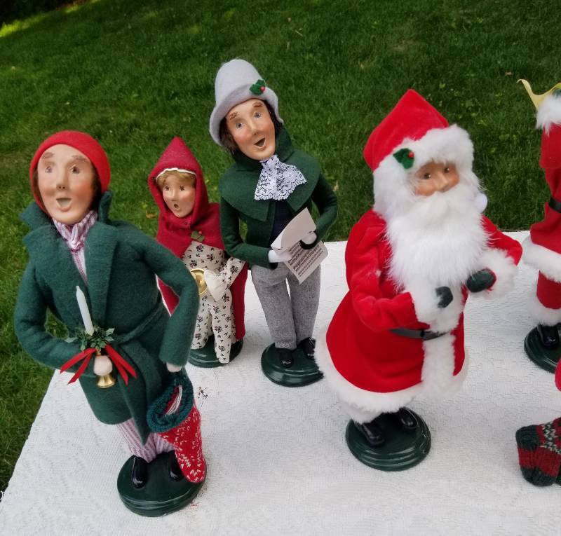 lot 22 image: Byers Choice The Carolers Series Christmas Figurines- 13 Piece Choir