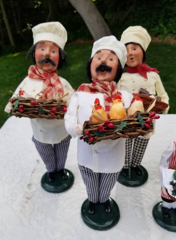 lot 20 image: Byers Choice The Carolers Series Christmas Figurines- 9 Piece Caroling  Bakers