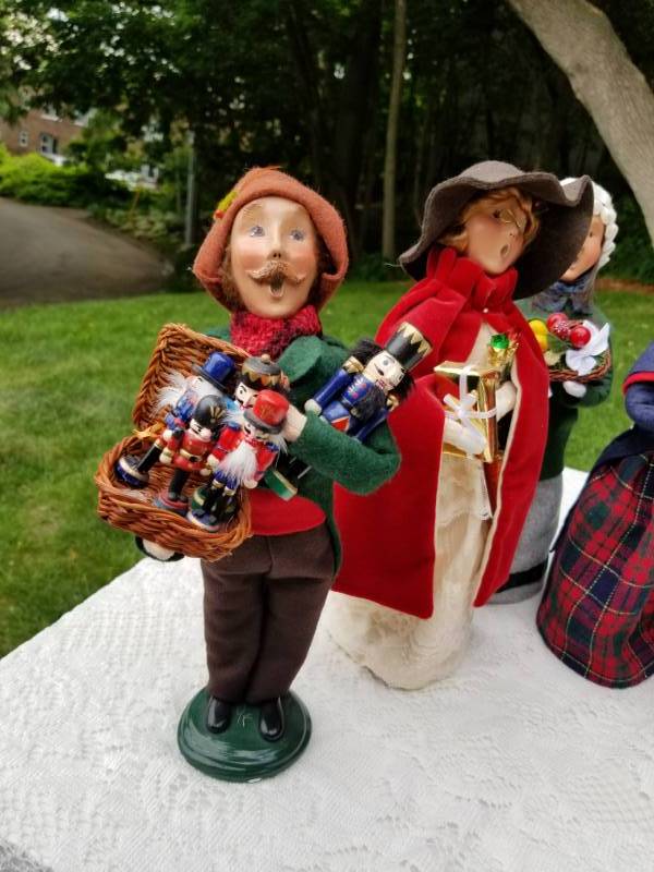lot 24 image: Byers Choice The Carolers Series Christmas Figurines- 13 Piece Carolers Bring Gifts