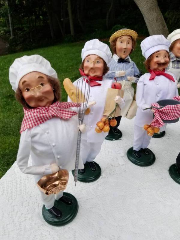 lot 25 image: Byers Choice The Carolers Series Christmas Figurines-  14 Piece Kitchen Staff