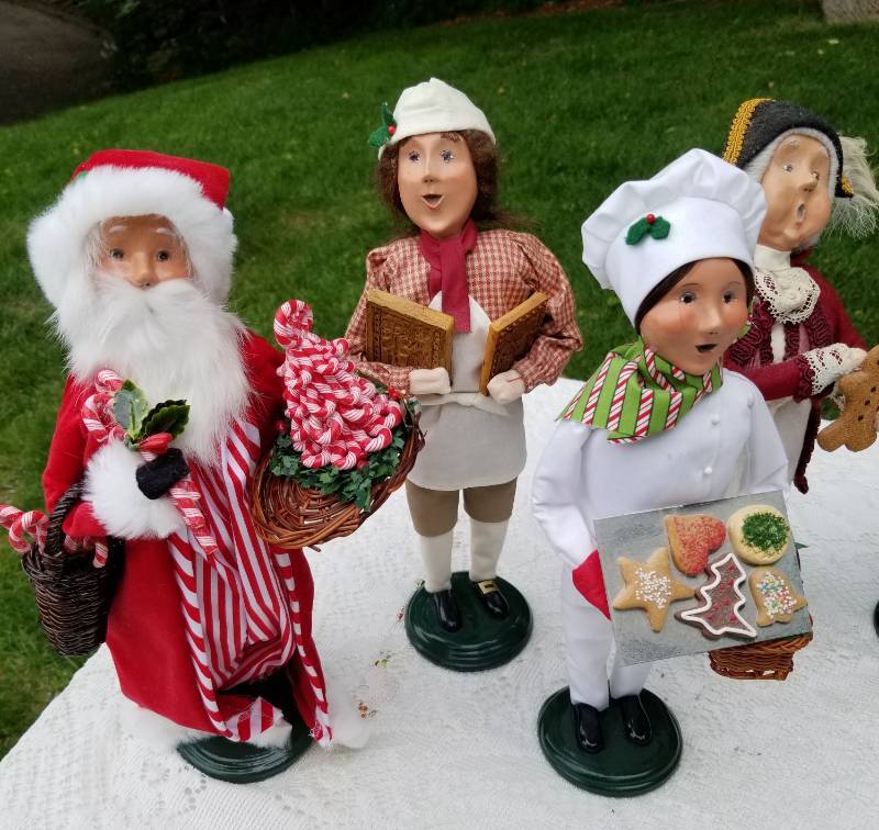 lot 26 image: Byers Choice The Carolers Series Christmas Figurines- 7 Piece Caroling with Sweets