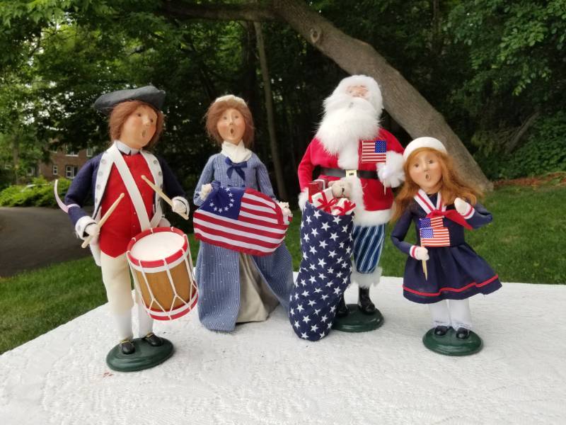 lot 27 image: Byers Choice The Carolers Series Christmas Figurines- 5 Piece Caroling Patriots