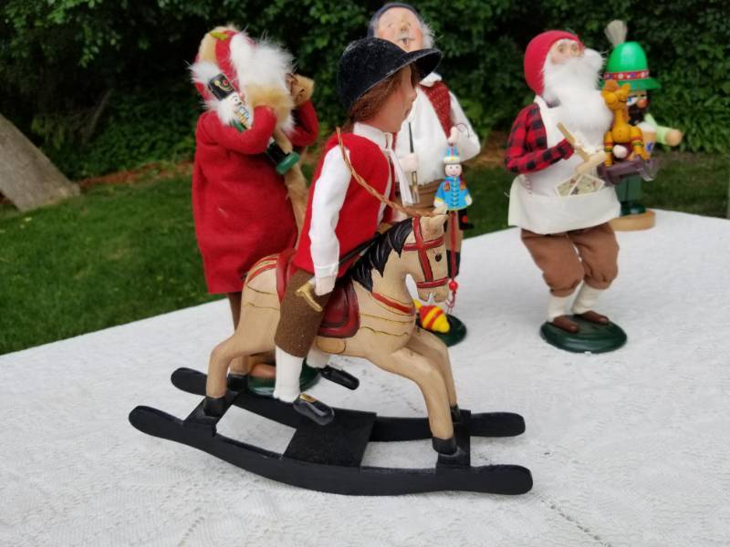 lot 28 image: Byers Choice The Carolers Series Christmas Figurines- Workshop